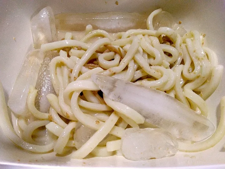 なめ茸と肉そぼろ入り胡麻ダレ冷やしうどん|darkbaronさん