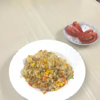 Snapdishの料理写真:チャーハンとトマト|愛理さん