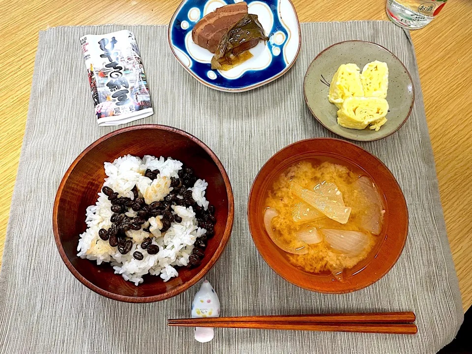 朝昼ごはん。濃旨味噌玉ねぎ味噌汁　　ひたちの黒大豆納豆　木次平飼いたまごのだし巻き　アゴ入り北前舟のカワモトさんちの黄金のだし|ぽんぽこまめだ。さん