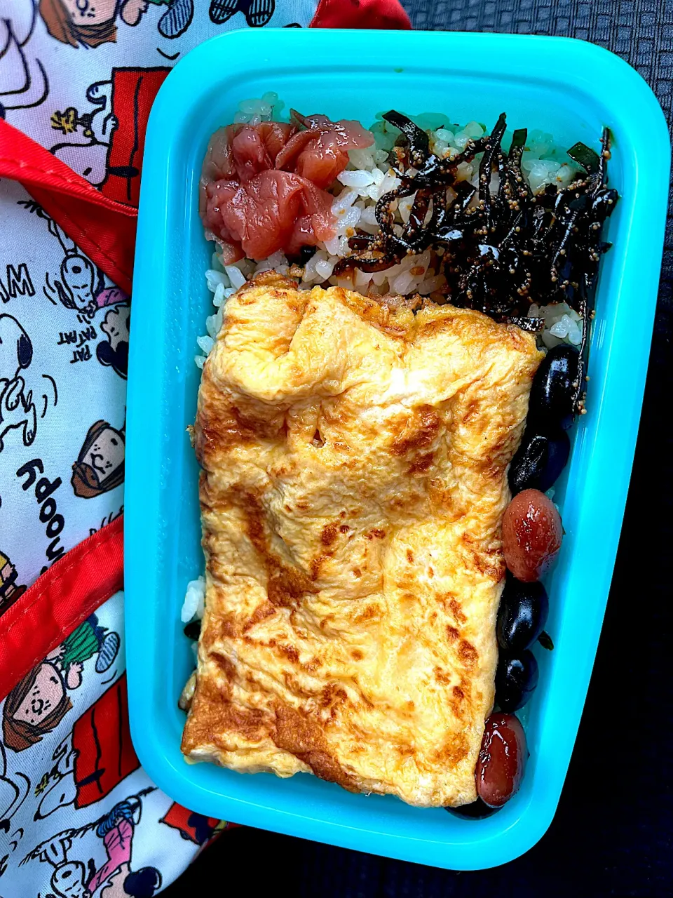 #昼飯　黒豆5個茶豆2個と子持ち昆布と梅乗せすき焼き風味混ぜご飯弁当|ms903さん