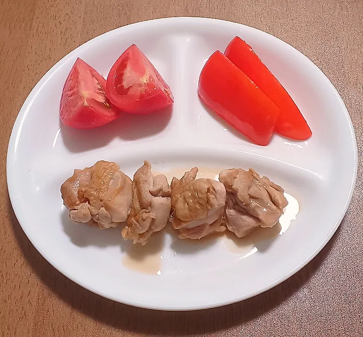 鶏モモ肉の昆布つゆ焼き
トマト
パプリカ
ご飯🍚|ナナさん