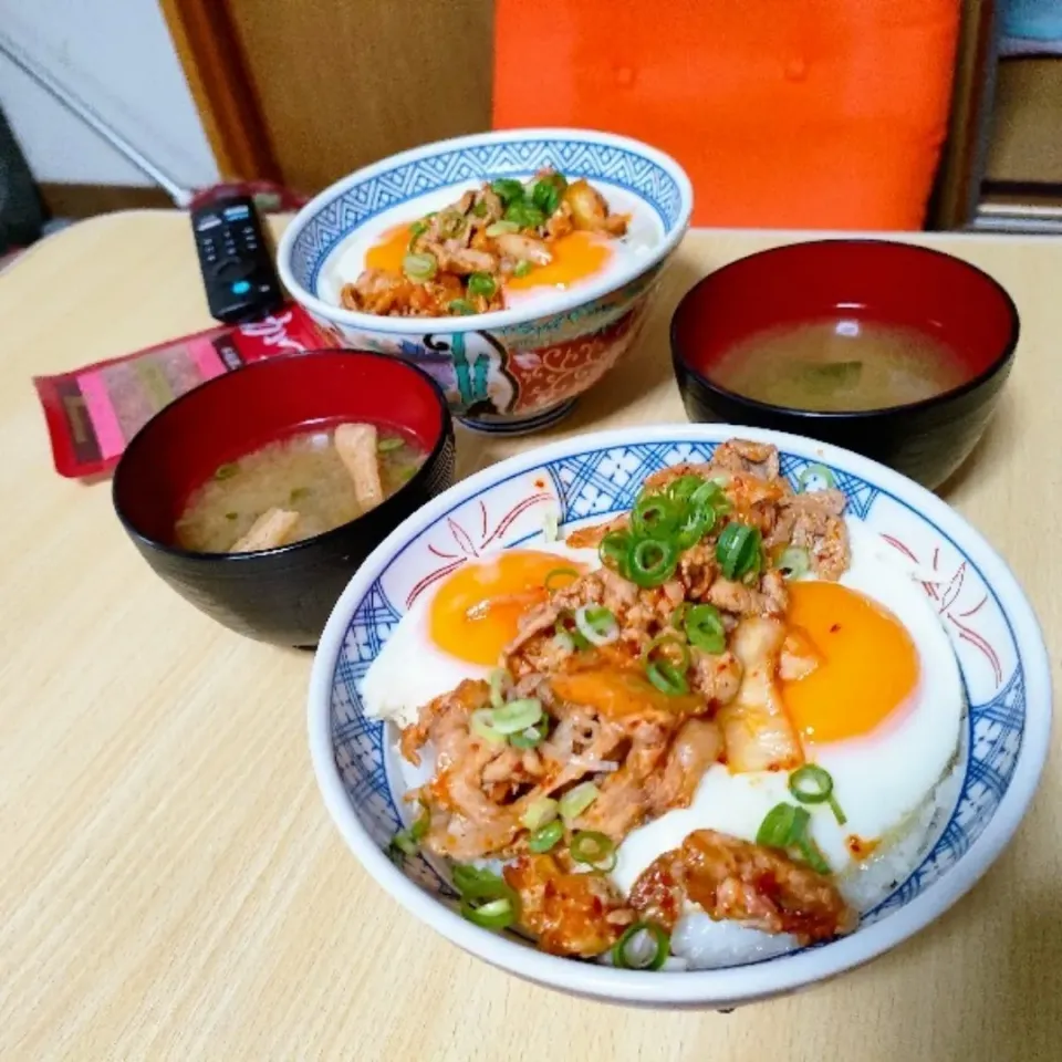 Snapdishの料理写真:豚キムチ目玉焼き丼。

休日は親子揃って朝からガッツリと食べる。|ariyo4200さん