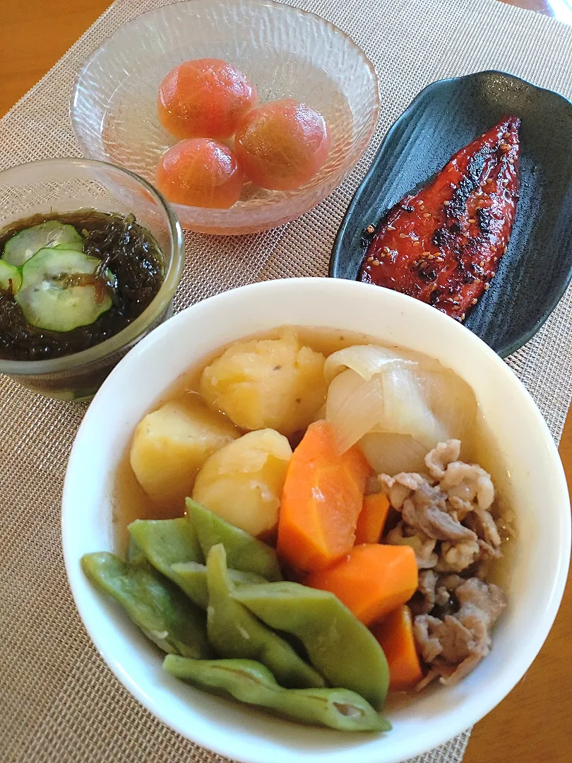 ☆肉じゃが
☆サバみりん干し
☆黒酢もずく酢キュウリ和え
☆中玉トマトのコンポート🍅|chikakoさん