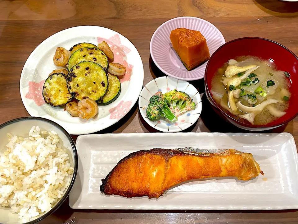 Snapdishの料理写真:焼き鮭　大根と舞茸の味噌汁　かぼちゃの煮物　ブロッコリーのたらこマヨ和え　エビとズッキーニのうま塩炒め|おさむん17さん