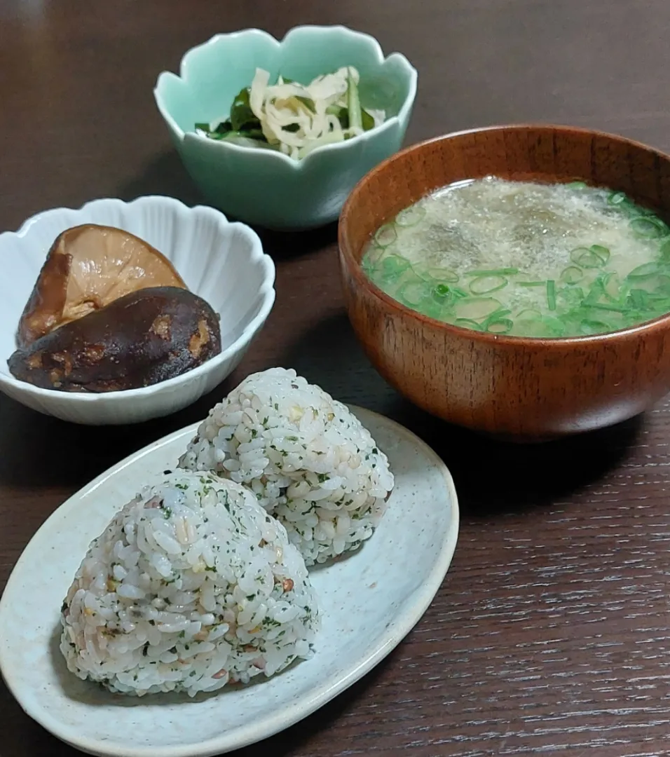 青じそおにぎり(かおり)
切り干し大根、わかめ、きゅうりの酢の物
干し椎茸の煮物
梅干しととろろ昆布のお味噌|きつねさん