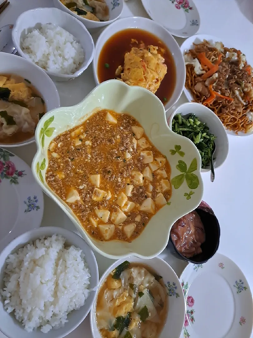 Snapdishの料理写真:夕食(*^^*)
麻婆豆腐
かに玉あんかけ
焼きそば
水菜の漬物
いか塩辛
ワンタンスープ(卵、ワカメ)|プリン☆さん