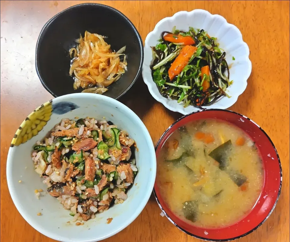 2023 0705　さんまの蒲焼き缶ときゅうりの混ぜご飯　玉ねぎの南蛮漬け　豆苗のごま昆布和え　なめことわかめのお味噌汁|いもこ。さん