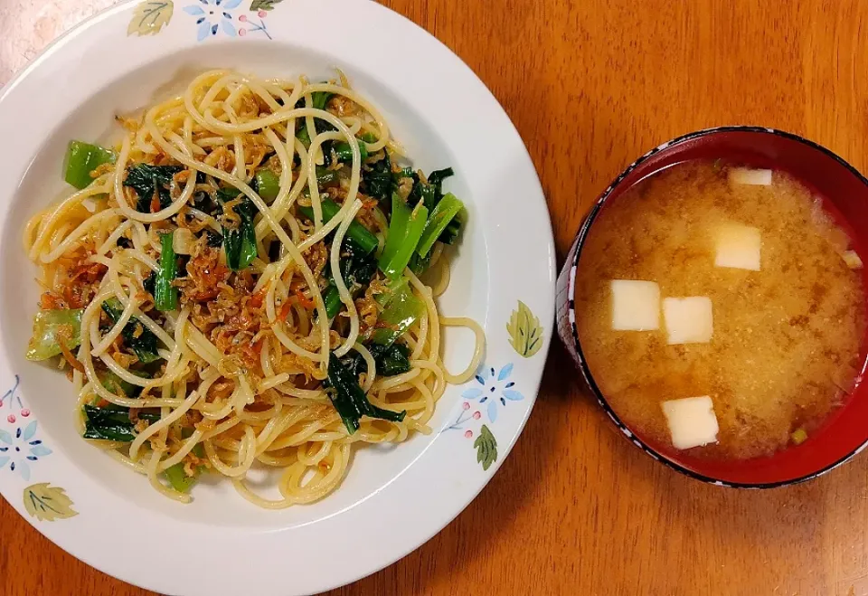 Snapdishの料理写真:2023 0706　じゃこと小松菜と桜えびのペペロンチーノ　豆腐とわかめのお味噌汁|いもこ。さん