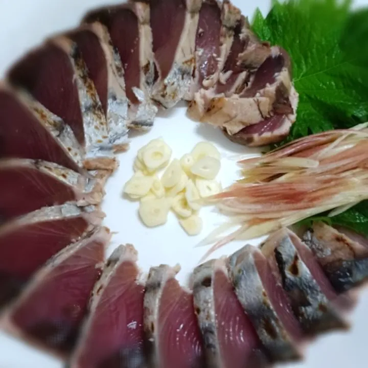 狸の宴シリーズ
昨夜の料理です。

[先付]
もずく酢

[向付]
鰹の叩き
牛肉の叩き(ローストビーフ)
※共に狸特製タレ
(無添加化学調味料/無添加)

[焼物]
穴子の白焼き
粗塩と山葵を添えて

[主菜]
鶏肉と青唐辛子(激辛)とモヤシの、
朝鮮式炊き込み汁
※ほろ苦い昔の彼女のオリジナルレシピ😹

週末の皆様に、カンパイ‼️
(・∀・)っ🥃|タヌキさん