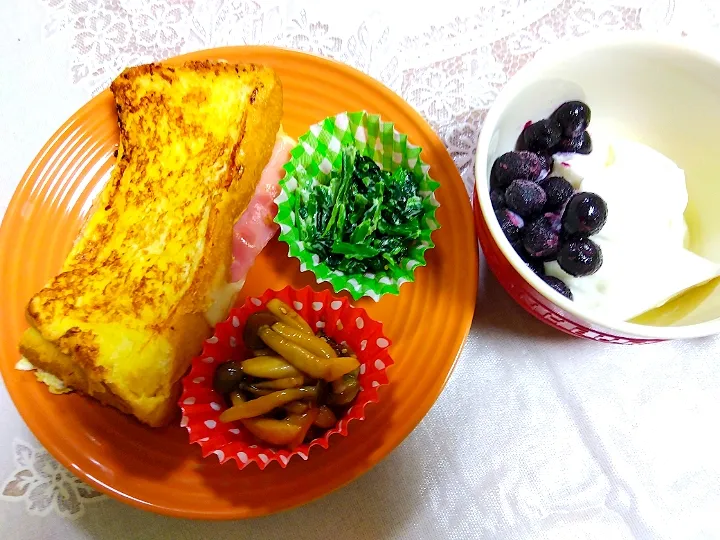 フレンチトースト🍞
(ベーコン、とろけるチーズ)
ほうれん草はマヨ、マジックソルト
しめじは焼肉たれ、胡麻😁
🫐ヨーグルト|m.rafuさん