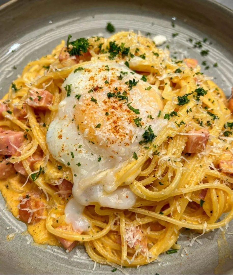 Spaghetti Carbonara Sriracha Sauce Topped w/ Onsen Egg 🍝🥚🤤
...
...
Mmmmm... Creamy & Yummy! 🥰|An'leeさん