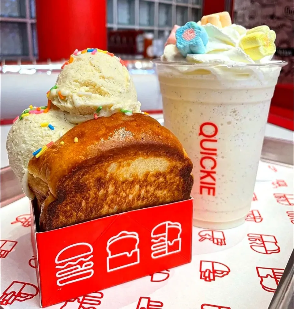 Snapdishの料理写真:Mmmmm... Creamy w/ a Lovely Vanilla Flavor 🤍
...
...
Ice Cream Sandwich & Vanilla Milkshake 🥪🍨🥤🤤|An'leeさん