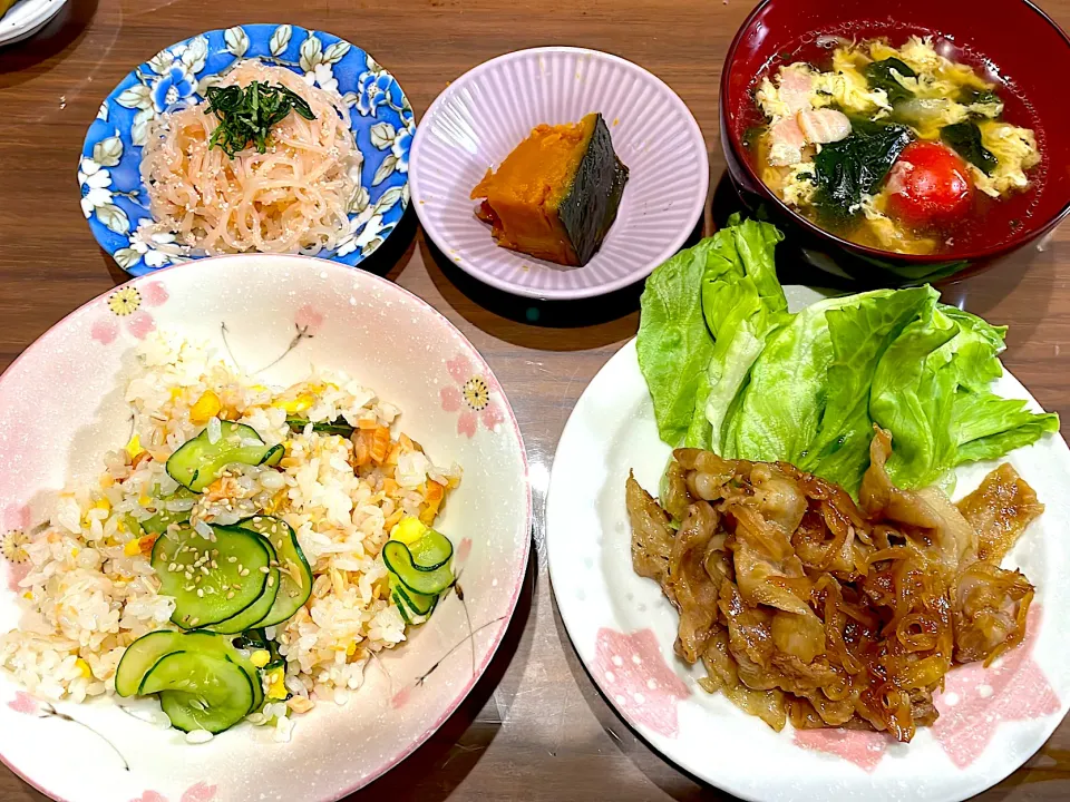 Snapdishの料理写真:鮭きゅうりのミニちらし寿司　豚丼のタレで甘辛豚バラ焼き　ほうれん草とミニトマト卵のスープ　かぼちゃの煮物　白滝のたらこバター炒め|おさむん17さん