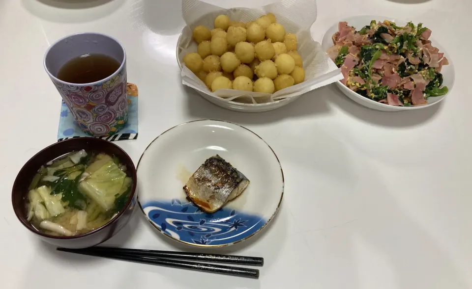 Snapdishの料理写真:晩御飯☆コロコロポテト☆ほうれん草とベーコンの卵炒め☆鯖☆みそ汁（キャベツ・しめじ・小松菜）|Saharaさん