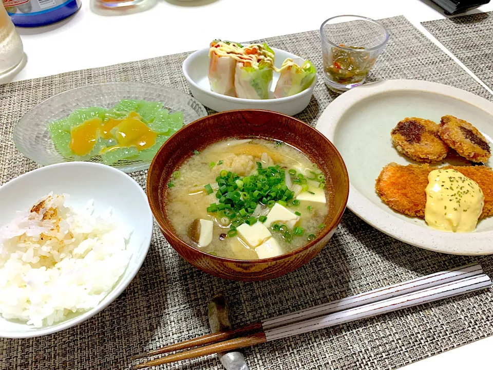 晩ごはん。刺身蒟蒻、生春巻き、サーモンフライとハムカツ、お味噌汁。|yukiさん