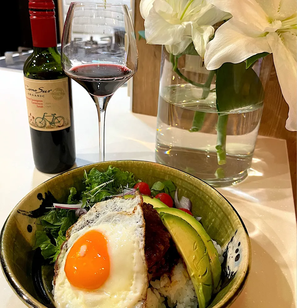 Snapdishの料理写真:ロコモコ　ハンバーグのソース用のワイン　飲んでみたら美味しかった🍷|izunさん