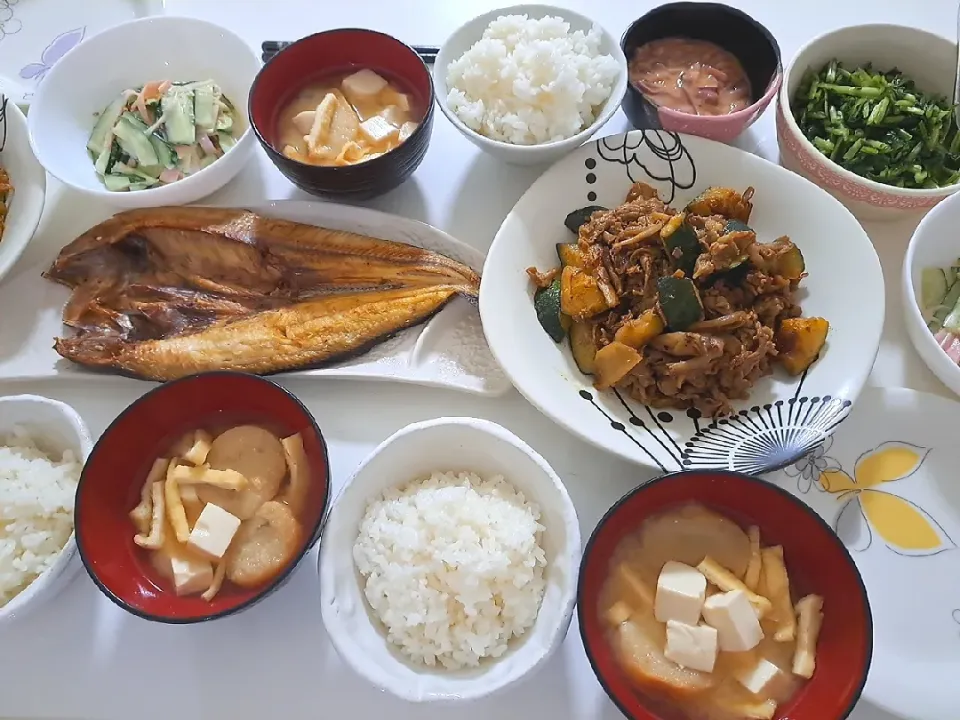 夕食(*^^*)
牛肉と野菜バターカレー風味炒め(舞茸、玉ねぎ、ズッキーニ)
ホッケ焼き
きゅうりとハムのゴマドレサラダ🥗
塩辛
水菜の漬物
お味噌汁(渦巻き麩、豆腐、油揚げ)|プリン☆さん