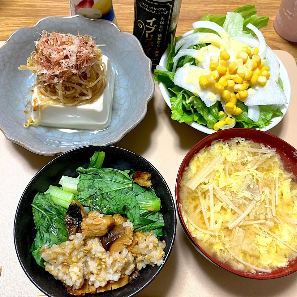 2023/07/10 吉野家 焼き鯖丼&小松菜のせごはん、オニオンコーンサラダ、もやしナムル冷奴、エノキたまご味噌汁|kykyさん