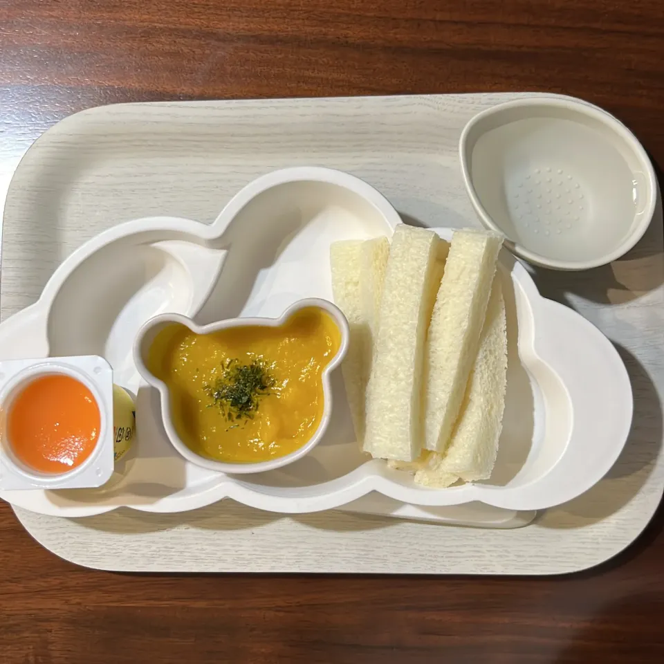 Snapdishの料理写真:食パン、かぼちゃスープ、ベビーダノンすりりんご&にんじん、湯冷し|km2571さん