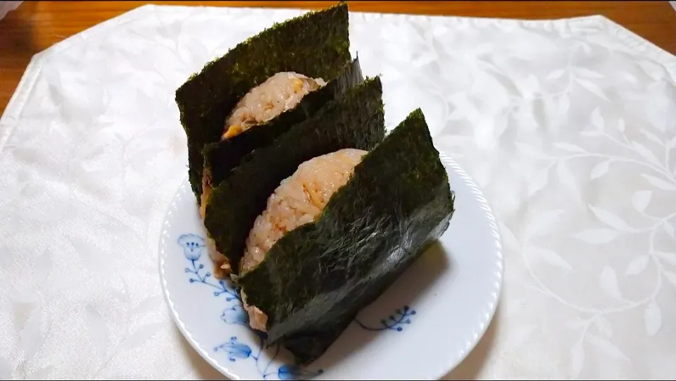 7/10の夜勤弁当
あさりの炊き込みご飯おにぎり🍙|卯月さん