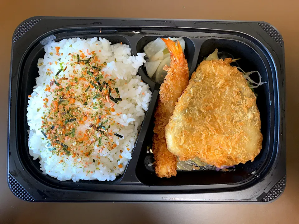 Snapdishの料理写真:ガスト (ランチ)ミックスフライ弁当|ばーさんさん