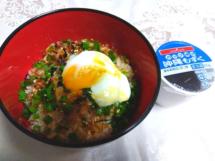 食欲ない時に食べる丼😋
(温泉卵、ネギ、塩昆布、鰹節、胡麻、
甘醤油)|m.rafuさん