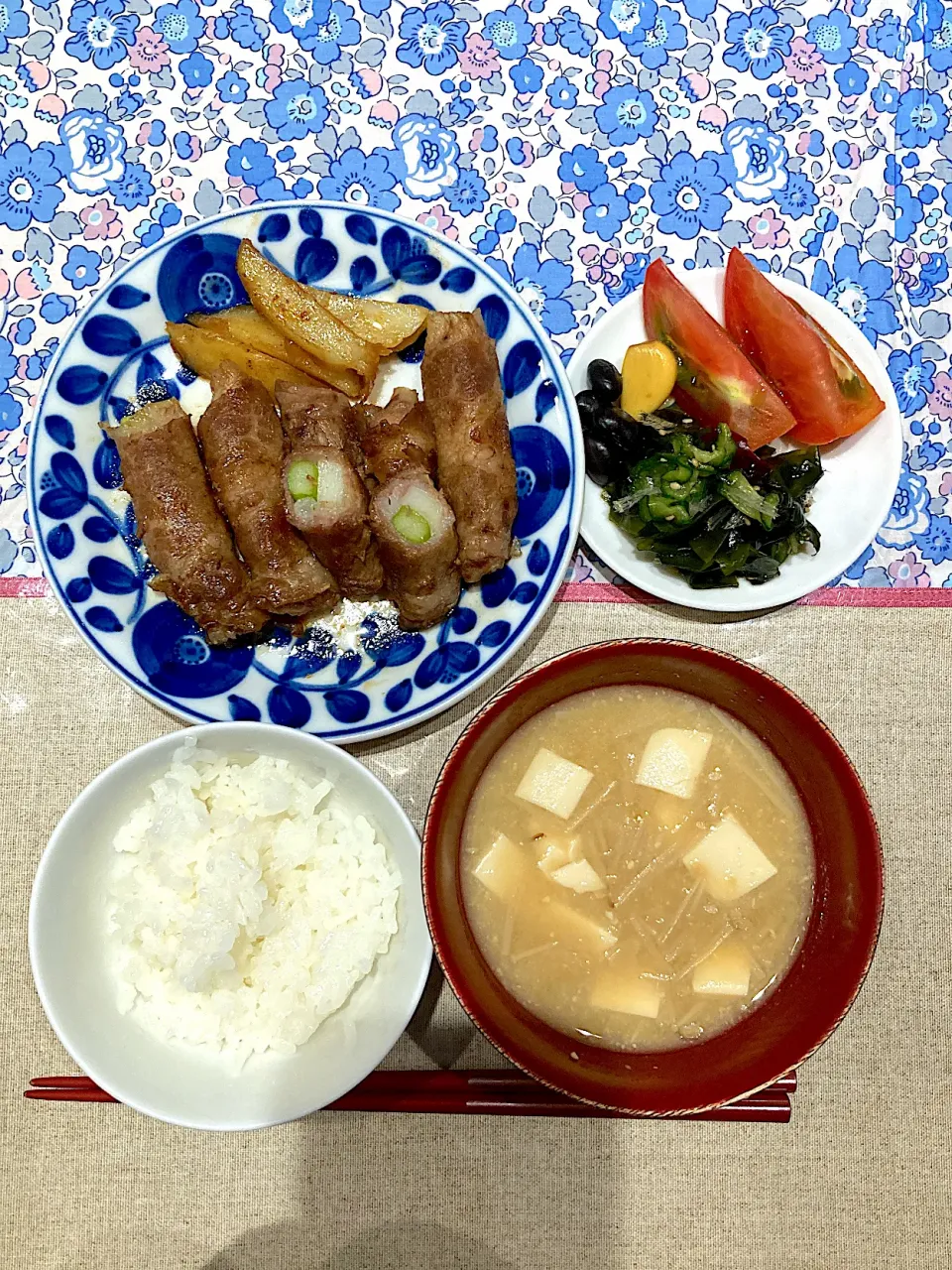 アスパラとジャガイモの肉巻きと海藻酢の物|おしゃべり献立さん