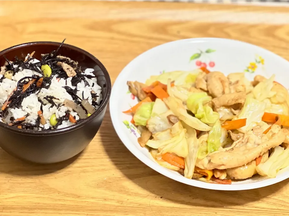 ☆ひじき煮混ぜご飯 ☆鶏皮野菜にんにくバター醤油炒め|まぁたんさん