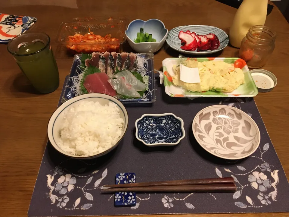 Snapdishの料理写真:刺身盛り合わせ、ポテトサラダ、他(夕飯)|enarinさん