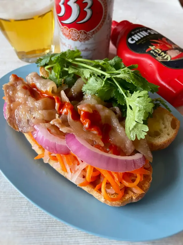 Snapdishの料理・レシピ写真:ヌクマムハニーポークのバインミー｜春がきた♡お外で楽しむバラエティーサンドイッチ！