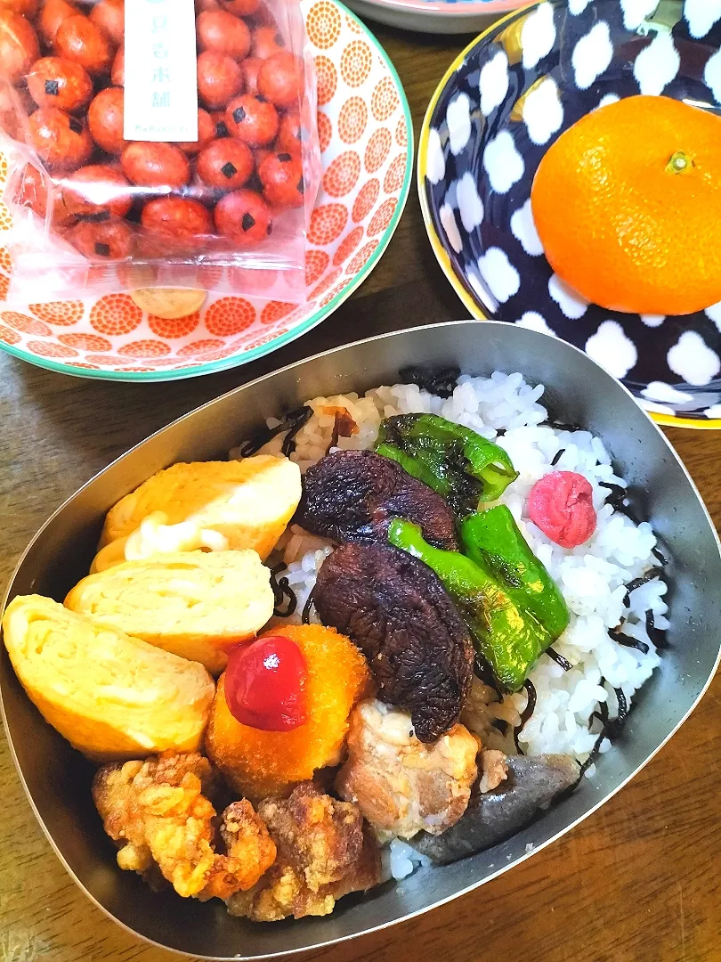 旦那弁当🍱
　卵焼き
　唐揚げ
　椎茸とししとうの炒めもの
　塩こんぶごはん|miimiさん