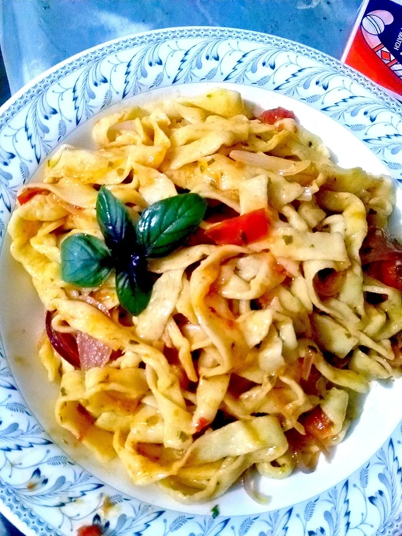 Snapdishの料理写真:Tomato basil pasta|Abdullah Ziaさん