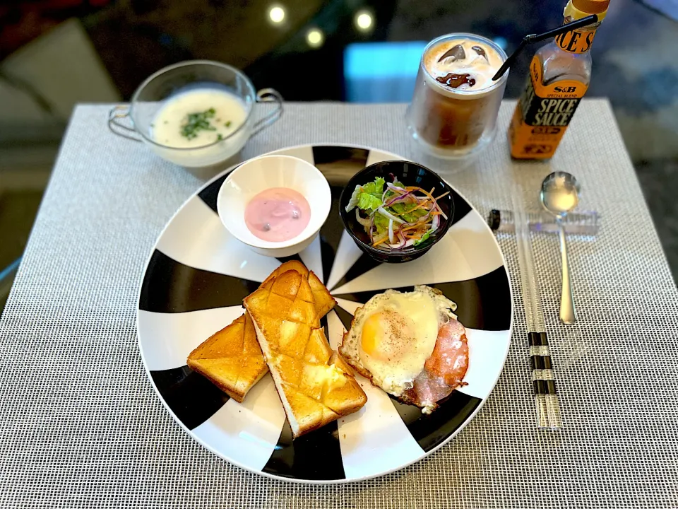 休日の朝ごはん🍞

⚫︎トースト🍞
⚫︎ハムエッグ🍳
⚫︎サラダ🥗
⚫︎ビシソワーズ
⚫︎ブルーベリーヨーグルト🫐
⚫︎アイスカフェ・オ・レ|yokoさん