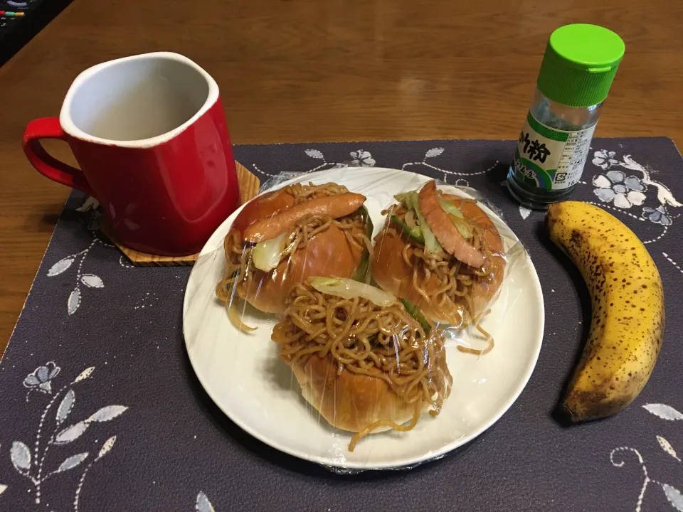 焼きそばパン、焼きそば、ホットコーヒー、バナナ(昼飯)|enarinさん