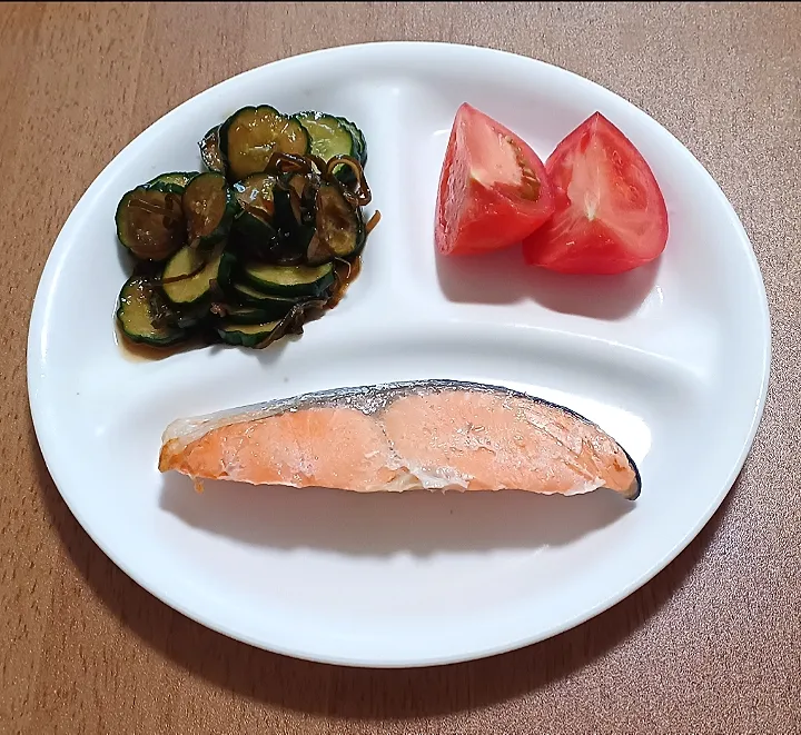 塩鮭
きゅうりの塩昆布浅漬け
トマト
ご飯🍚|ナナさん