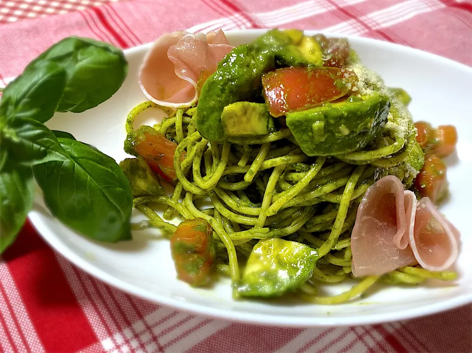 自家製バジルソース🌱の　　　　　　　　　　　　　生ハム・トマト・アボカド冷製パスタ|eiyadeさん