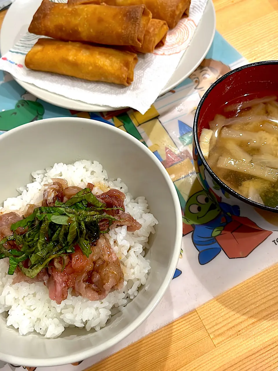 マグロのすき身丼 & 春巻き & お味噌汁|ぺろたんさん