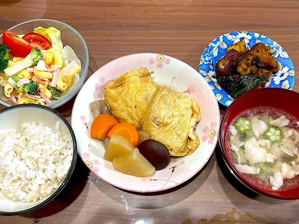 鶏ひき肉で油揚げ包みの煮物　オクラと豚こまの味噌汁　かぼちゃとさつまいもの甘辛炒め　マカロニサラダ|おさむん17さん