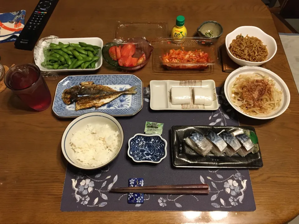 あじの開きの干物の焼き物、金華さば寿司、もやしのお浸し、枝豆、板わさ、焼きそば(夕飯)|enarinさん