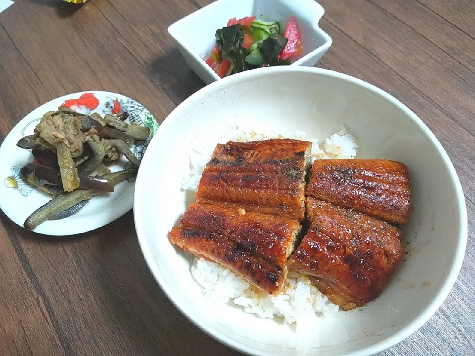 Snapdishの料理写真:うなぎ丼
無限ナス
きゅうりとトマトの酢の物|尚さん