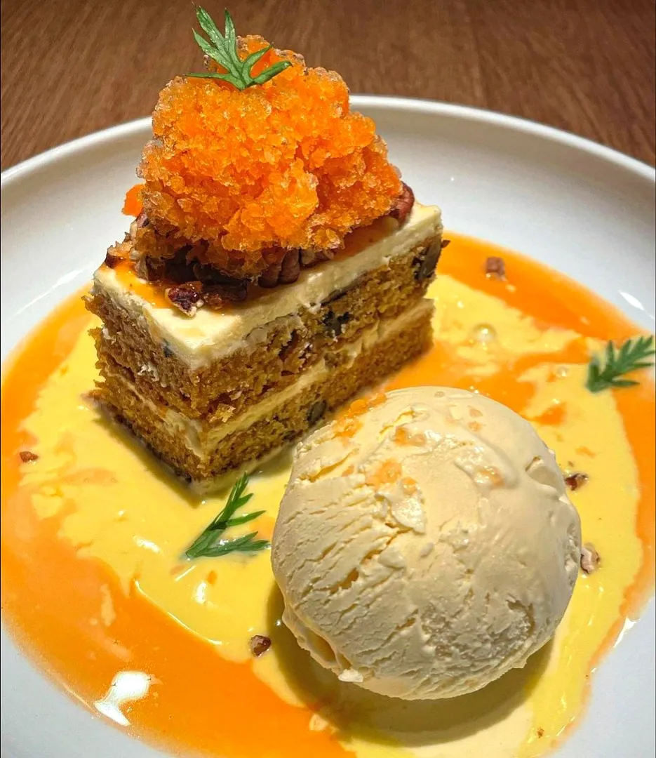 Carrot Cake & Vanilla Ice Cream 🥕🍰🍨🤤
...
...
Mmmmm... Soooooo Freakin' Gooooood! 🧡|An'leeさん