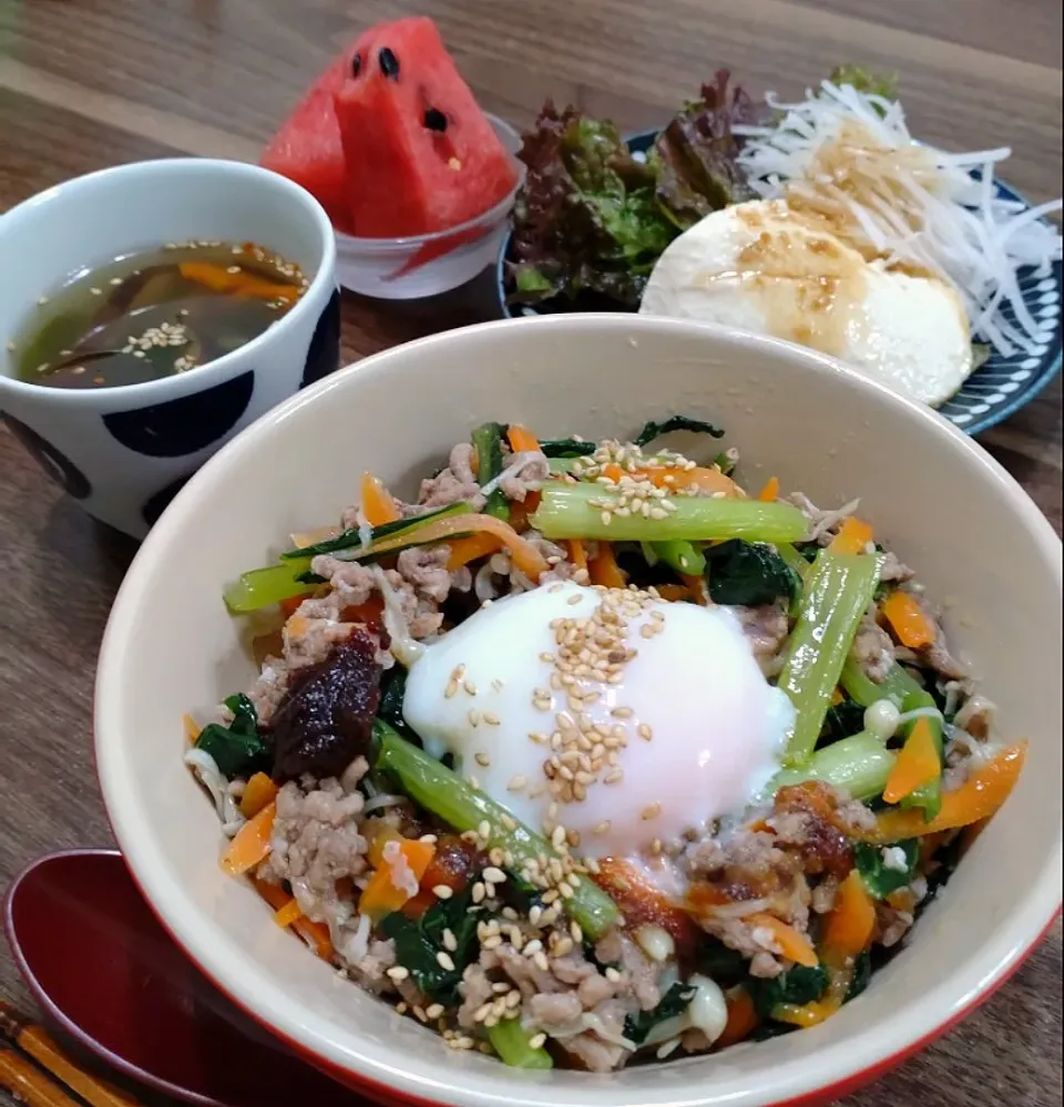 Snapdishの料理写真:ひき肉と小松菜のナムル丼|ゆりちさん