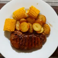 Snapdishの料理写真:steak and potatoes for supper|Zaakirah Hattasさん