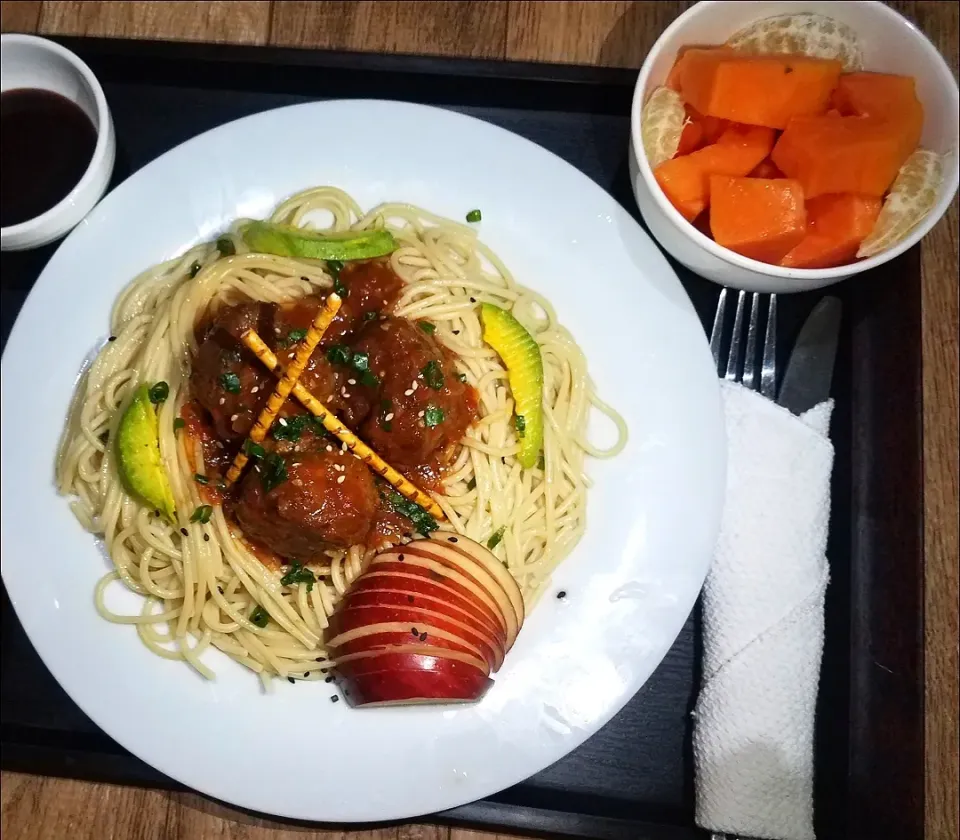 saucy meatballs with spaghetti|Busisiwe Malunduさん