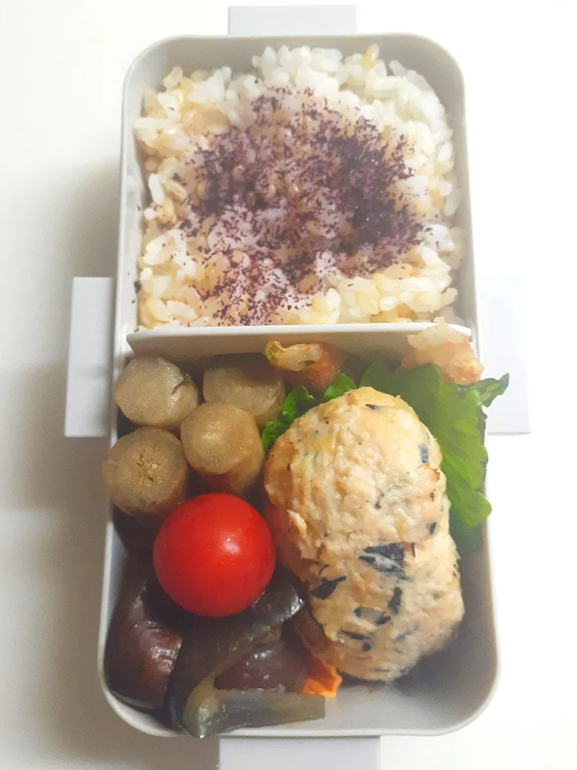 ☆中学生弁当☆玄米入りゆかりごはん。竹輪磯揚げ、つくね、牛蒡煮、茄子ピリ辛漬け、ミニトマト|ｼｮｺﾗさん