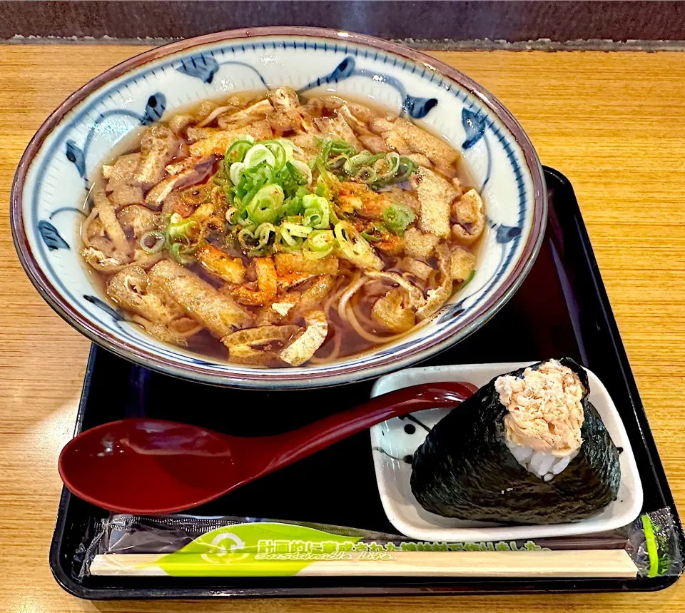 Snapdishの料理写真:駅のお蕎麦屋ランチ🍜🍙|にゃあ（芸名）さん