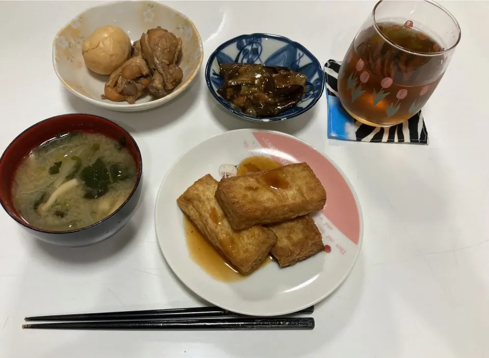 晩御飯☆茄子の肉みそ炒め☆厚揚げ焼き☆手羽元とゆで卵の酸っぱ煮☆みそ汁（玉葱・ほうれん草・しめじ）|Saharaさん