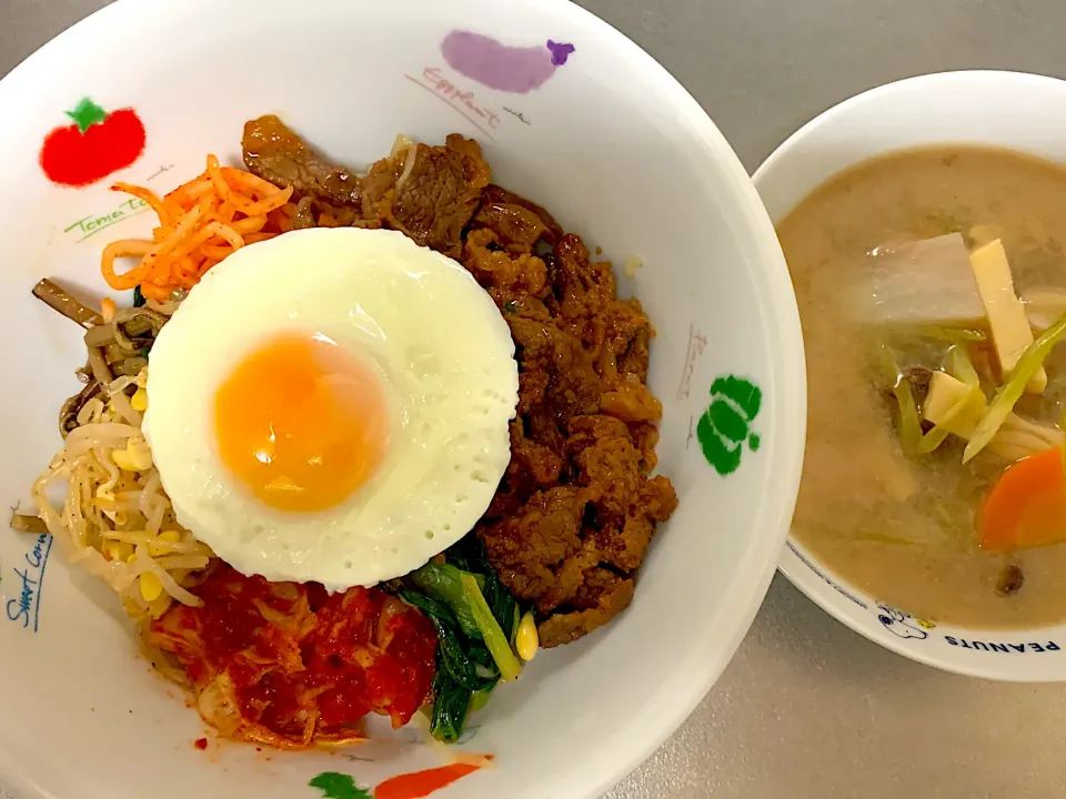 Snapdishの料理写真:焼肉ビビンバ丼と牛タンコムタンスープ|るりルリさん