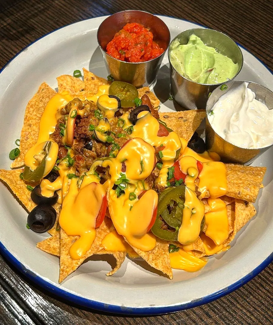 Beef Nachos 🤤🌮🧀
...
...
Mmmm... Crunchy Tortilla Chips Loaded w/ Slow Roasted Achiote Beef & Those Delish Dipping Sauces 🍖🥰|An'leeさん