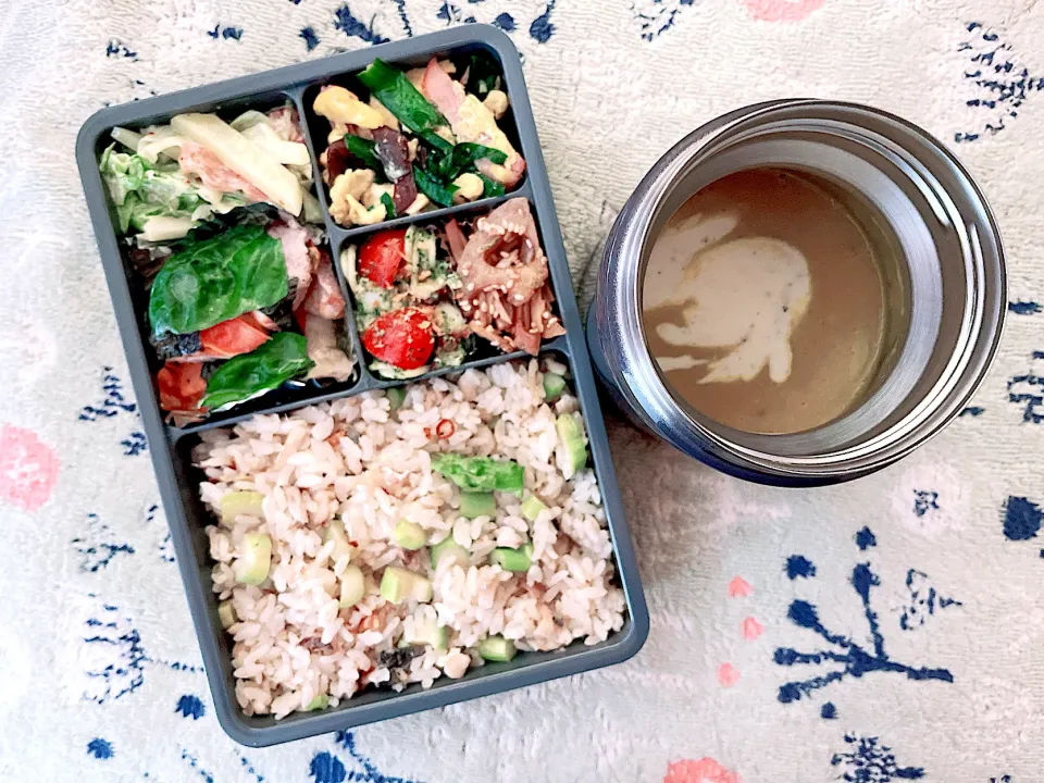 魚のあらとアスパラの炊き込みご飯のお弁当|とぴさん